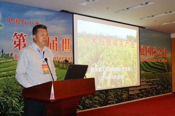 副市长王小拾出席开幕式并讲话,他说,敖汉旗是赤峰市重要粮食生产基地